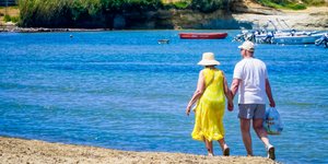 Ζευγάρι κάνει βόλτα στην αμμουδιά