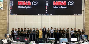 1. Ο Δημήτρης Καραντζάβελος, Πρόεδρος SCYTALYS με την Κανέλλα Πετράκου, Senior Engineer SCYTALYS, κατά την παράδοση του έργου στις ΕΔ της Ινδονησίας