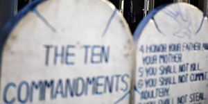 Πλάκες με τις 10 εντολές έξω από σχολείο των ΗΠΑ 