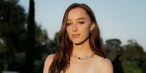 Η Φίβι Ντίβενορ στο Σεν Τροπέ με nude φόρεμα