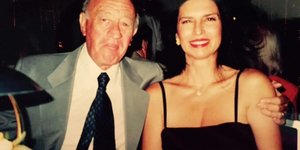 Το πιο «τρελό» διαζύγιο ever: 90χρονος χώρισε κρυφά την 30 χρόνια νεότερη σύζυγό του και έμεινε μια 20ετία μαζί της