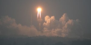 Ο ανιχνευτής Chang'e-6 εκτοξεύεται με επιτυχία από έναν πύραυλο φορέα Long March-5 από το διαστημικό λιμάνι Wenchang της Κίνας στο Wenchang, στην επαρχία Hainan, στην Κίνα, στις 3 Μαΐου 2024