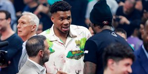 Αντετοκούνμπο με πουκαμισο