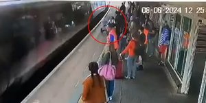 Σοκαριστικό βίντεο: Καροτσάκι με μωρό κυλά προς τρένο και πέφτει πάνω του, μπροστά στη γιαγιά και τη μητέρα
