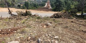 Ακαθάριστο οικόπεδο