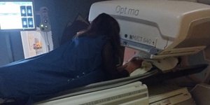 Ακτινολόγος μπήκε αγκαλιά με ένα εγκαταλειμμένο βρέφος στον αξονικό τομογράφο