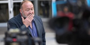 O 50χρονος Αμερικανός ακροδεξιός συνωμοσιολόγος Άλεξ Τζόουνς