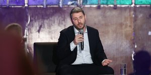 Νίκος Ανδρουλάκης με μικροφωνο 