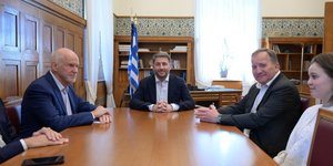Ο Νίκος Ανδρουλάκης και ο Γιώργος Παπανδρέου σε συνάντηση με τον πρόεδρο των Ευρωπαίων Σοσιαλιστών Stefan Löfven