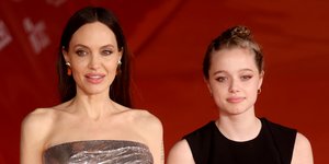 Η Angelina Jolie και η κόρη της, Shiloh, στο κόκκινο χαλί της ταινίας «Eternals» κατά τη διάρκεια του 16ου Rome Film Fest 2021 στις 24 Οκτωβρίου 2021 στη Ρώμη 