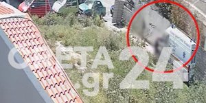 Νεαροί βάζουν φωτιά σε ασθενοφόρο