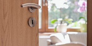 Ανοιχτή πόρτα σπιτιού 