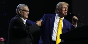 Ντόναλντ Τραμπ κιτρινη γραβατα 