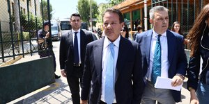 Ο Απόστολος Λύτρας έξω από την Ευελπίδων