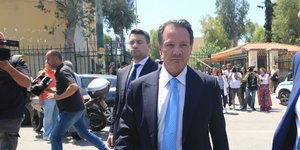 Ο Απόστολος Λύτρας έξω από την Ευελπίδων