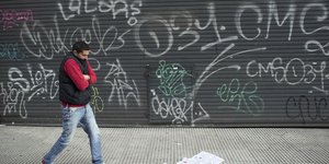 Άνδρας περπατάει σε κεντρικό δρόμο του Μπουένος Άιρες