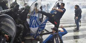 Συγκρούσεις διαδηλωτών - αστυνομίας έξω από το κοινοβούλιο της Αργεντινής