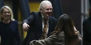 Έτρεξε να πάρει αγκαλιά την σύζυγό του