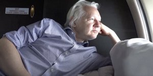 Ο Τζούλιαν Ασάνζ μετά την αποφυλάκισή του την Τρίτη 25 Ιουνίου 2024