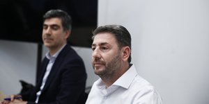 Ο Νίκος Ανδρουλάκης με τον Θανάση Γλαβίνα στην κοινή συνεδρίαση Πολιτικού Συμβουλίου και ΚΟ ΠΑΣΟΚ