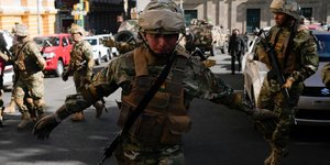 Στρατιώτες έξω από το προεδρικό μέγαρο της Βολιβίας