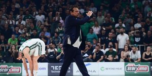 Εκνευρισμένος ο Έργκιν Αταμάν στο ΟΑΚΑ από την ήττα του Ολυμπιακού