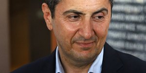 Λευτέρης Αυγενάκης κοιταζει κατω