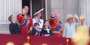 Στο μπαλκόνι του Μπάκιγχαμ η χαμογελαστή Κέιτ Μίντλετον
