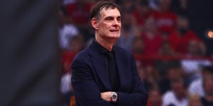 Ο κόουτς του Ολυμπιακού Γιώργος Μπαρτζώκας στο ΣΕΦ