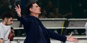 Ο προπονητής του Ολυμπιακού Γιώργος Μπαρτζώκας στο Game 3 στο ΟΑΚΑ