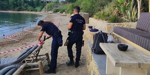 Αστυνομικοί της ΕΛ.ΑΣ. σφραγίζουν beach bar στη Ρόδο, καθώς είχαν τοποθετηθεί παράνομες κατασκευές στην παραλία και στη θάλασσα