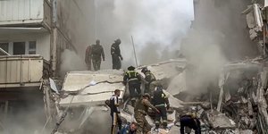 Διασώστες ψάχνουν επιζώντες σε βομβαρδισμένο κτίριο στο Belgorod