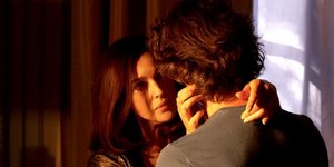  Η Μόνικα Μπελούτσι αγκαλιάζει 