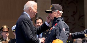 Ο Τζο Μπάιντεν με έναν βετεράνο της απόβασης στη Νορμανδία