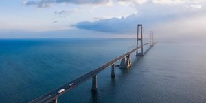 Κατασκευή γέφυρας πάνω από τη θάλασσα