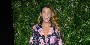 Η Μπλέικ Λάιβλι με φλοράλ πιτζάμες Chanel/Φωτογραφία: AP