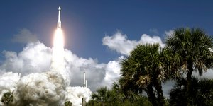 Το διαστημικό σκάφος της Boeing εκτοξεύεται μπροστά από δέντρα