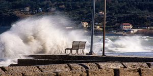 Δυνατός αέρας σηκώνει κύμα