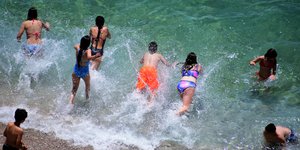 Παιδιά στην παραλία της Αρβανιτιάς