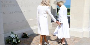 Η Μπριζίτ προσπαθεί να πιάσει το χέρι της βασίλισσας Καμίλα