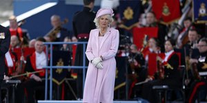 Η βασίλισσα Καμίλα με ροζ φόρεμα