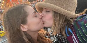 Η Κάρα Ντελεβίν με την σύντροφό της Minke 