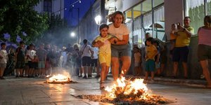 Το έθιμο του Άη Γιάννη φανιστή στο Μεσαιωνικό χωριό της Καλαμωτής, στα Μαστιχοχώρια της Χίου