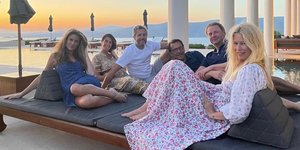 Η Κλόντια Σίφερ απολαμβάνει τις διακοπές της στη Σαντορίνη