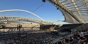 Ξεκίνησε η συναυλία των Coldplay στο ΟΑΚΑ