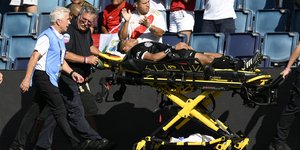 Με φορείο αποχώρησε από το γήπεδο ο επόπτης του Περού-Καναδάς