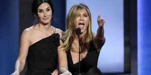 Κόρτνεϊ Κοξ (αριστερά) και Τζένιφερ Άνιστον (δεξιά) σε εκδήλωση βραβείων το 2019