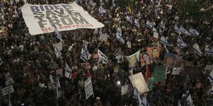 Κόσμος διαμαρτύρεται κατά της κυβέρνησης του Ισραηλινού πρωθυπουργού Μπενιαμίν Νετανιάχου και ζητά την απελευθέρωση των ομήρων που κρατούνται στη Λωρίδα της Γάζας από τη Χαμάς στο Τελ Αβίβ