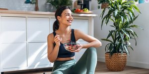 γυναίκα τρώει πρωινό