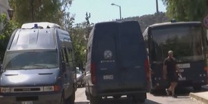 Στην Ευελπίδων ο δημοσιογράφος της ΕΡΤ που κατηγορείται για τον ξυλοδαρμό της συντρόφου του